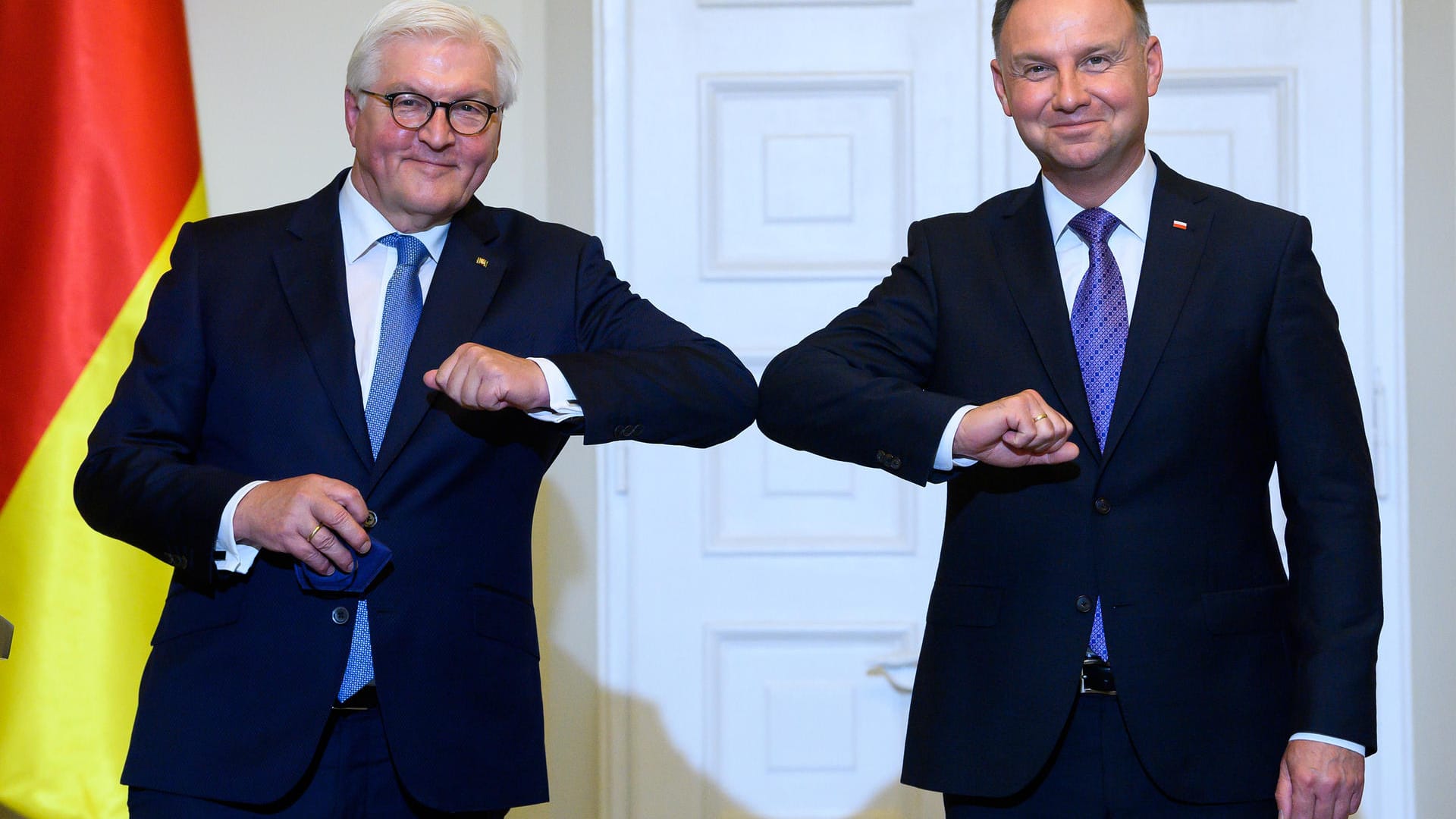 Steinmeier und Duda bei Corona-konformer Begrüßung: In den Gesprächen herrschte allerdings nicht nur gute Stimmung.