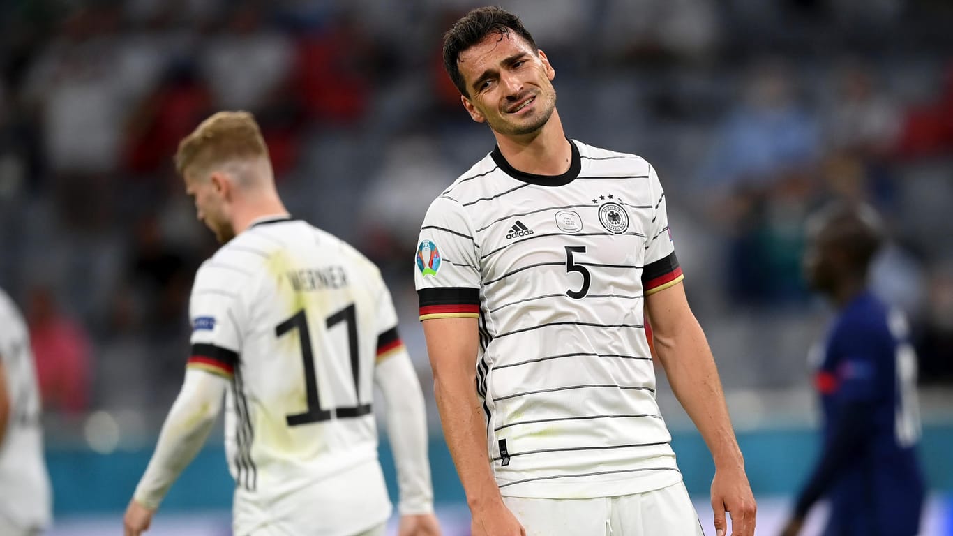Untröstlicher DFB-Routinier: Mats Hummels' Eigentor entschied die Partie gegen Frankreich.