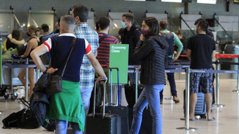 Passagiere am Humberto Delgado Airport in Lissabon: Von Freitag bis Montag dürfen die Menschen die Hauptstadtregion nur mit triftigem Grund verlassen.