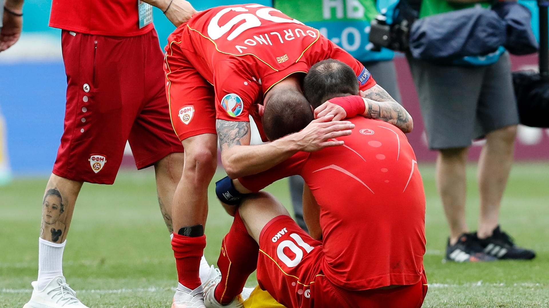 Nordmazedoniens Star-Spieler Goran Pandev (r.) war nach der Niederlage sichtlich niedergeschlagen.