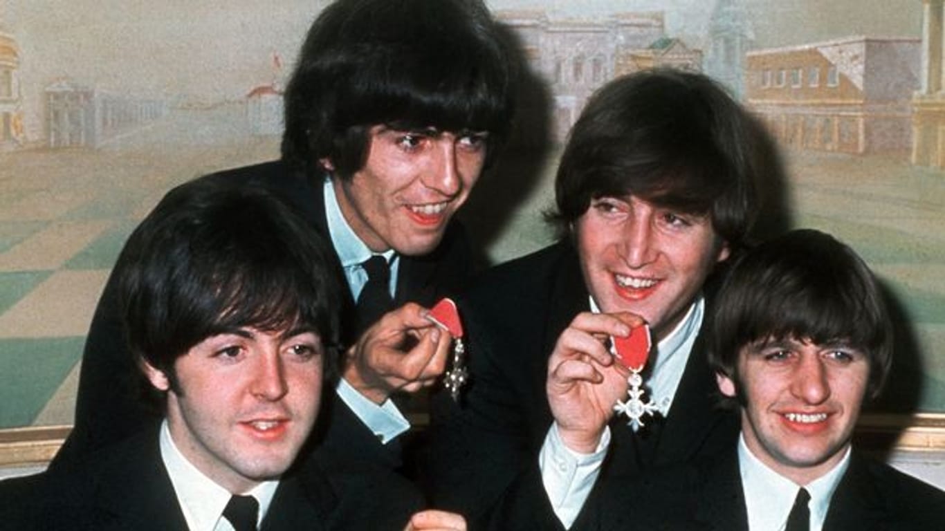 Die vier "Pilzköpfe" der britischen Popgruppe "The Beatles"(l-r): Paul McCartney, George Harrison, John Lennon und Ringo Starr mit den Orden "Member of the Order of the British Empire".