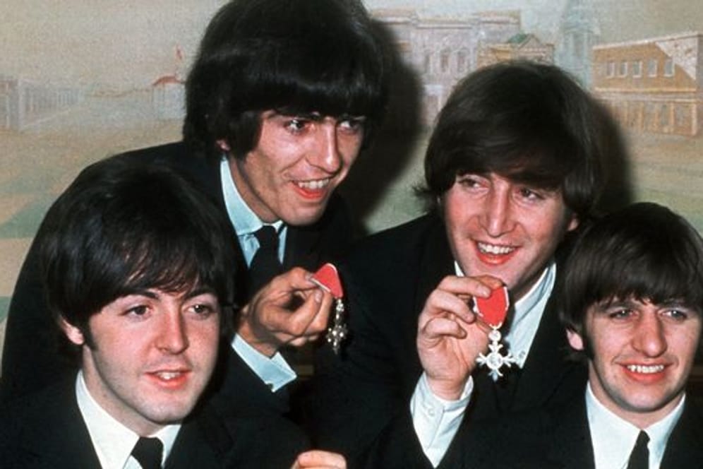 Die vier "Pilzköpfe" der britischen Popgruppe "The Beatles"(l-r): Paul McCartney, George Harrison, John Lennon und Ringo Starr mit den Orden "Member of the Order of the British Empire".