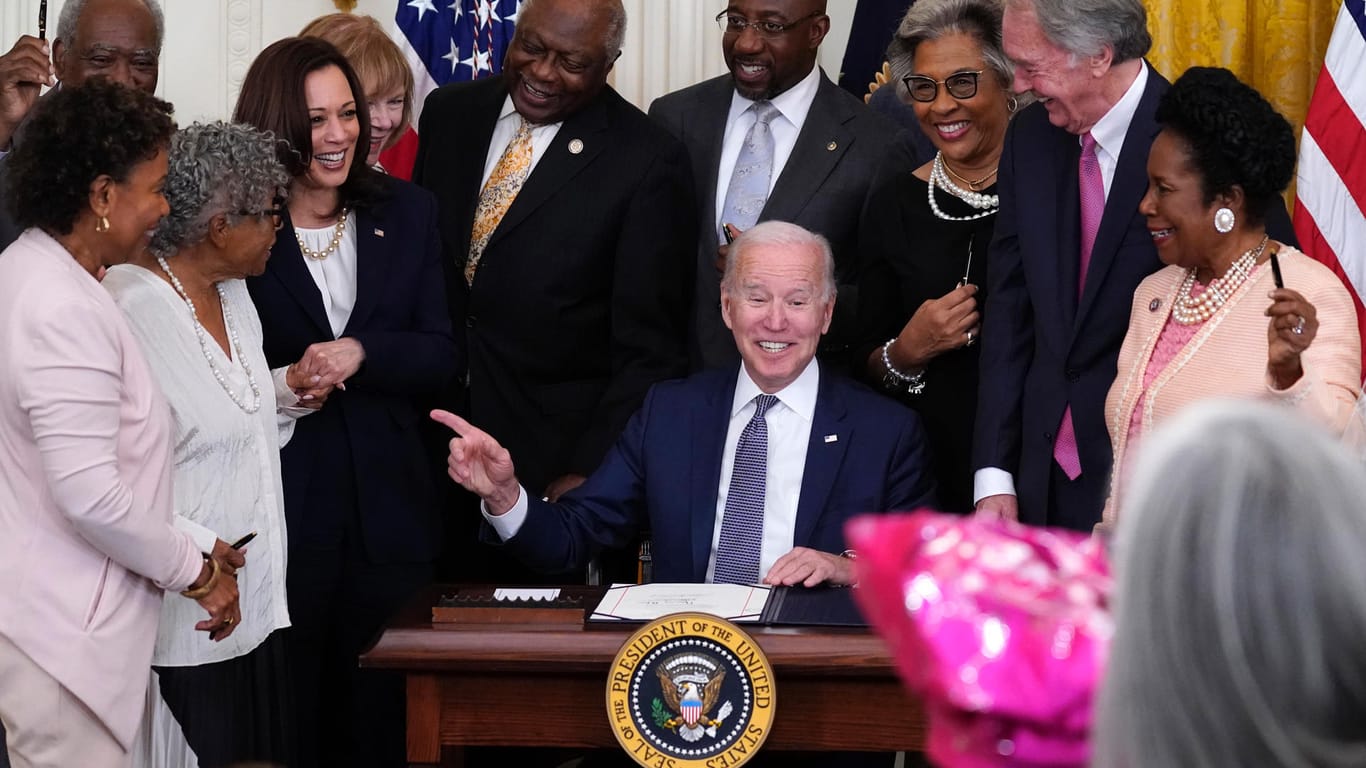 Joe Biden unterschrieb das neue Gesetz: Zur Erinnerung an das formelle Ende der Sklaverei vor 156 Jahren in den USA bekommt das Land einen neuen bundesweiten Feiertag.Joe Biden