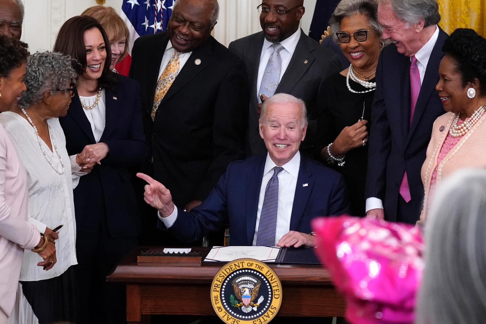 Joe Biden unterschrieb das neue Gesetz: Zur Erinnerung an das formelle Ende der Sklaverei vor 156 Jahren in den USA bekommt das Land einen neuen bundesweiten Feiertag.Joe Biden