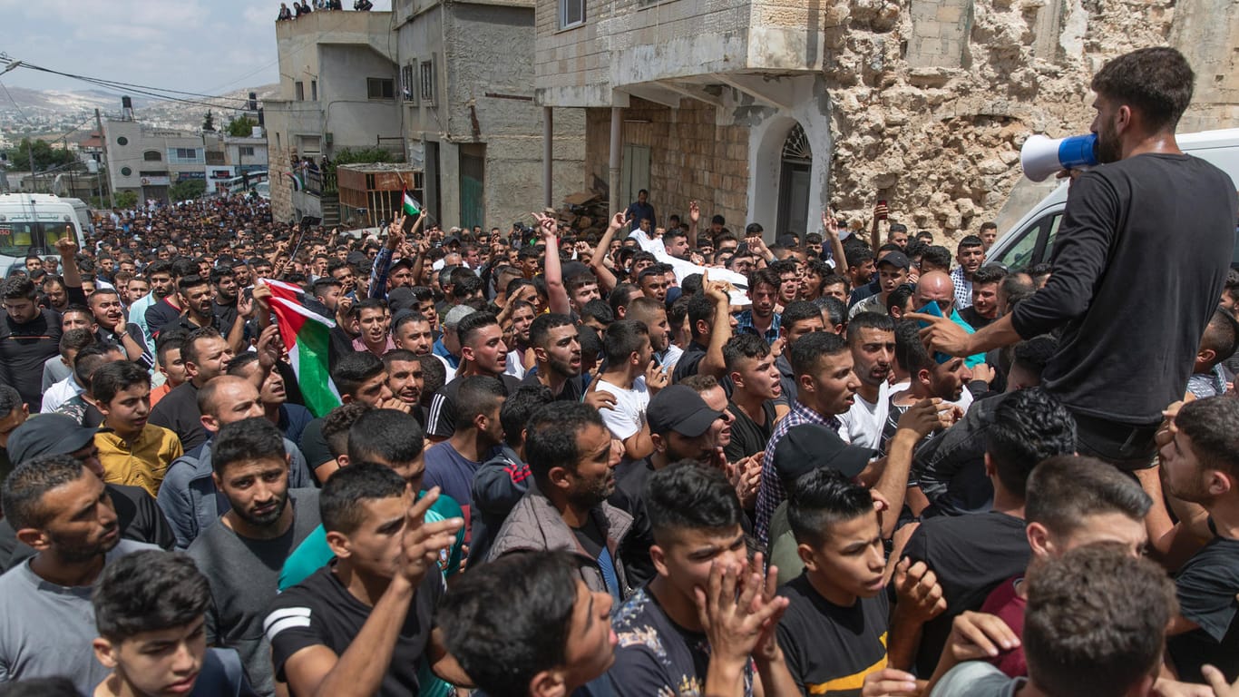 Palästinenser bei der Beerdigung eines Mannes, der von israelischen Truppen erschossen wurde: Der Konflikt in Nahost geht weiter.