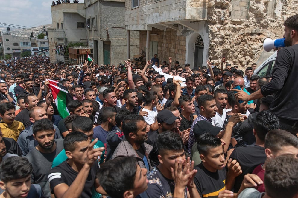 Palästinenser bei der Beerdigung eines Mannes, der von israelischen Truppen erschossen wurde: Der Konflikt in Nahost geht weiter.