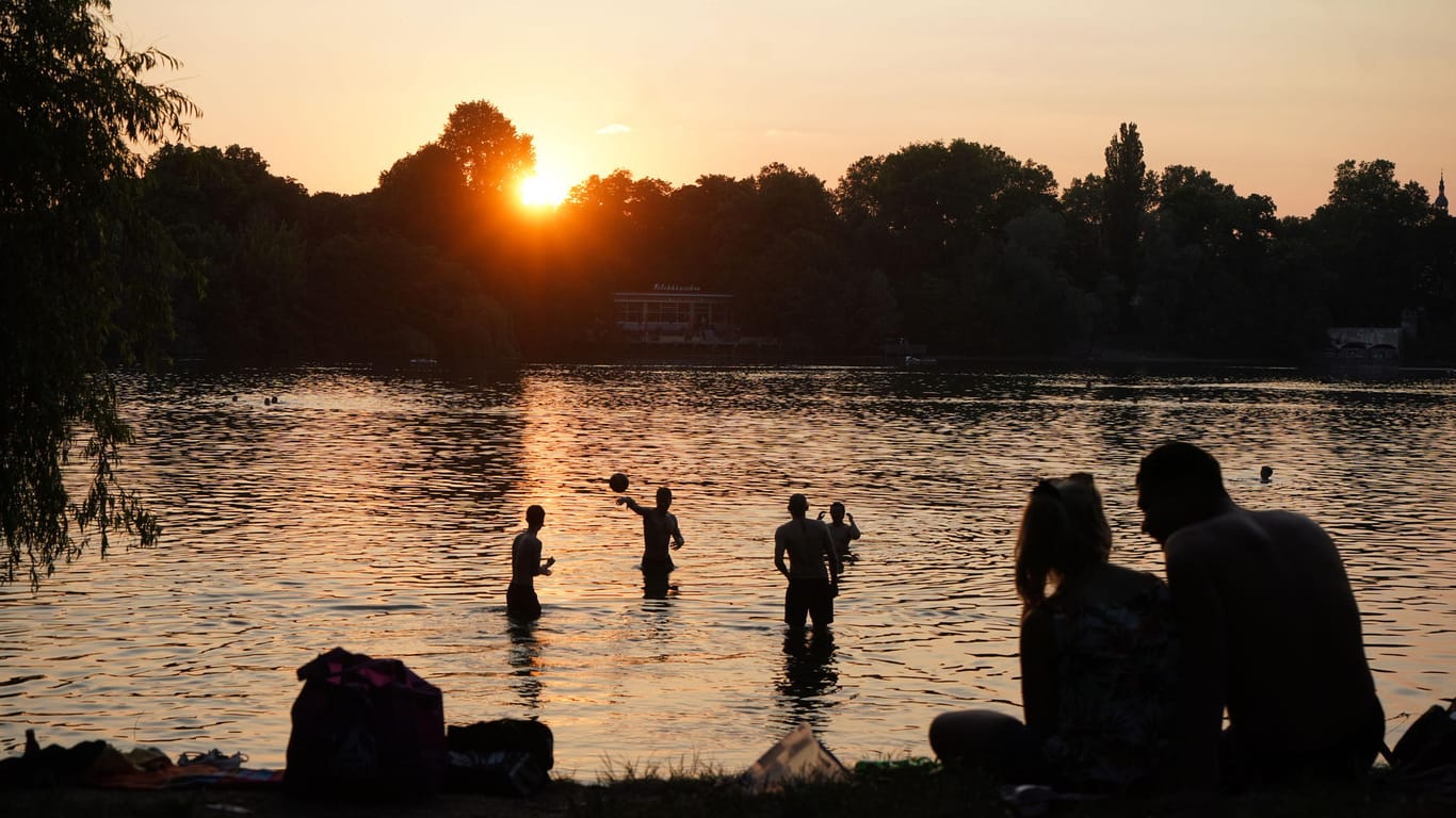 Berlin: Zahlreiche Menschen genießen den frühsommerlichen Abend am Weißen See.