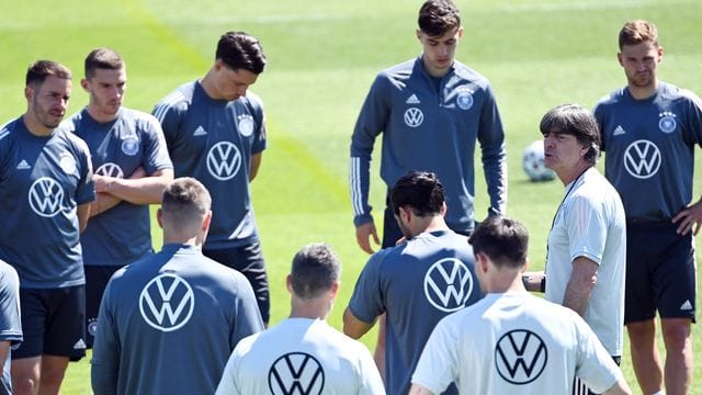 Bundestrainer Joachim Löw (2.