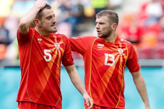 Arijan Ademi (l) von Nordmazedonien und sein Teamkollege Stefan Ristovski ärgern sich über eine verpasste Torchance.