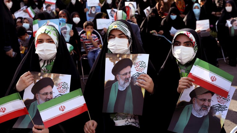 Iran wählt einen neuen Präsidenten: Anhänger des großen Favoriten Ebrahim Raisi machen Wahlkampf in Teheran.