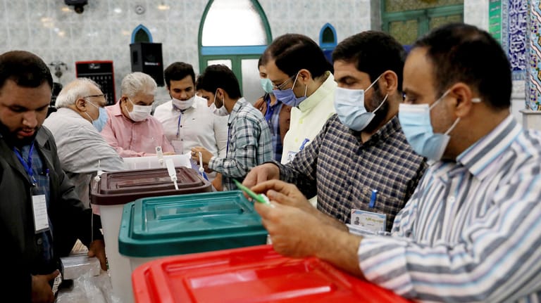 Teheran: In den Wahlbüros werden am Morgen die Boxen für die Präsidentschaftswahl aufgestellt.