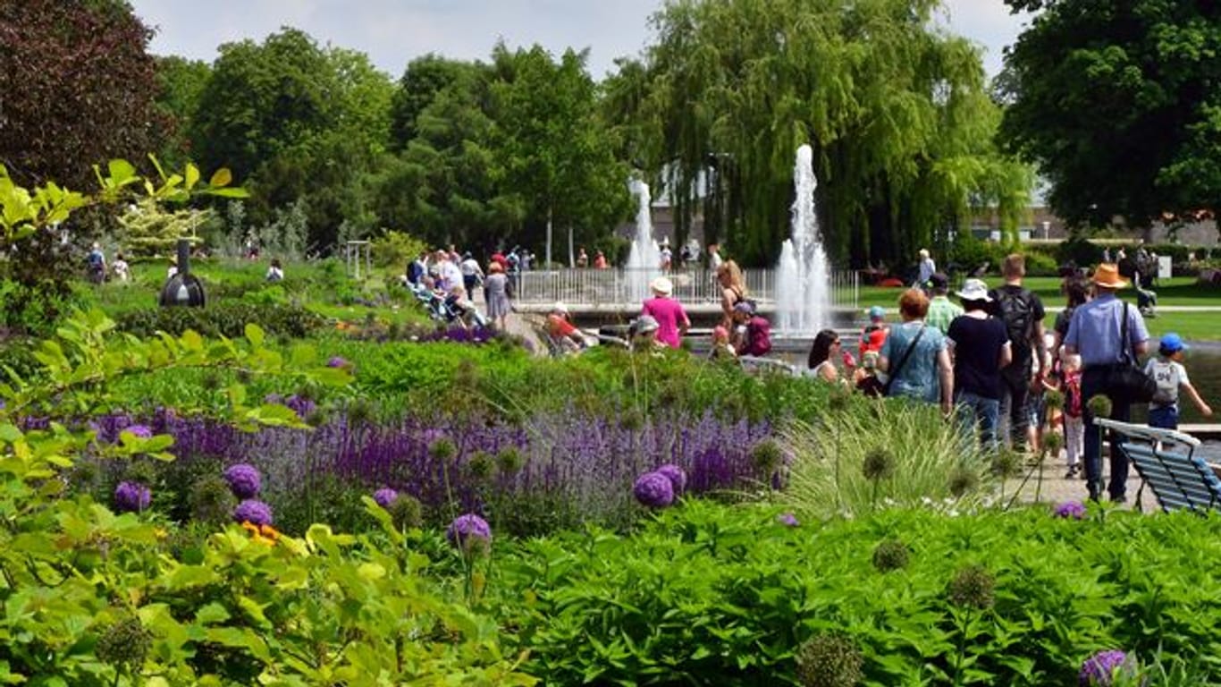 Besucher genießen das sonnige Wetter auf der Bundesgartenschau (Archivbild): Laut Buga-Angaben wurden für die Gartenschau Pflanzen mit niedrigerem Wasserbedarf ausgewählt.