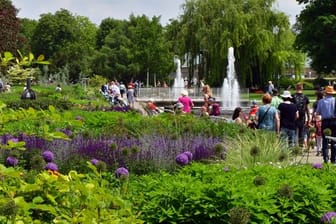 Besucher genießen das sonnige Wetter auf der Bundesgartenschau (Archivbild): Laut Buga-Angaben wurden für die Gartenschau Pflanzen mit niedrigerem Wasserbedarf ausgewählt.