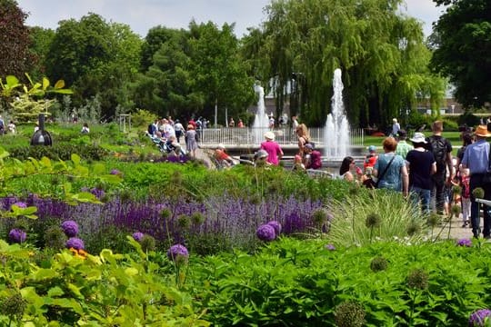 Besucher genießen das sonnige Wetter auf der Bundesgartenschau (Archivbild): Laut Buga-Angaben wurden für die Gartenschau Pflanzen mit niedrigerem Wasserbedarf ausgewählt.