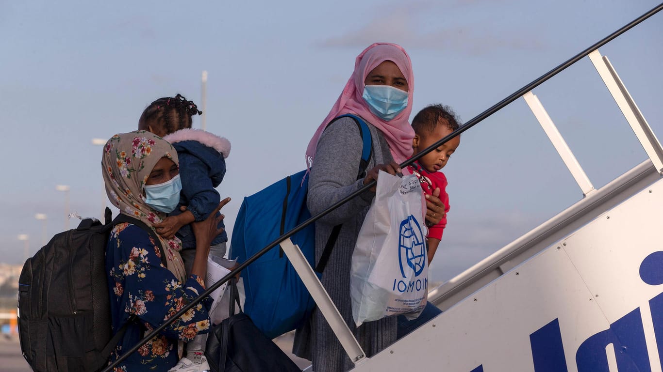 Geflüchtete auf dem Weg in ein Flugzeug: Im vergangenen Jahr waren mehr als 80 Millionen Menschen auf der Flucht.