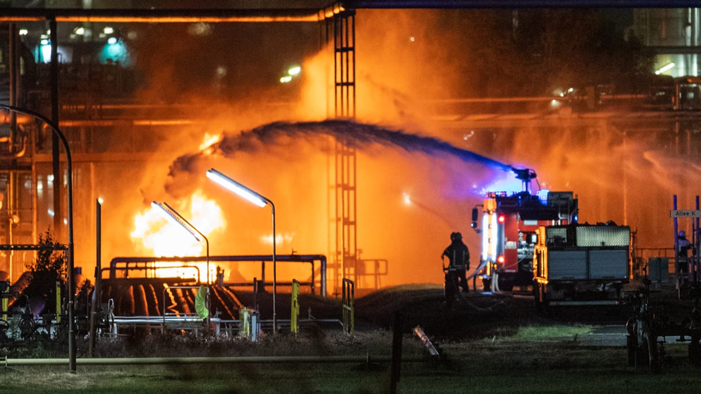Die Kölner Feuerwehr beim Löschen des Brandes: Die Ursache des Feuers ist noch unklar.
