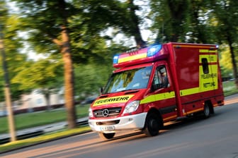 Blaulicht eines Feuerwehr Rettungsfahrzeugs (Symbolbild): Die Mutter und das Kind wurden mit Rettungsfahrzeugen in ein Krankenhaus gebracht.