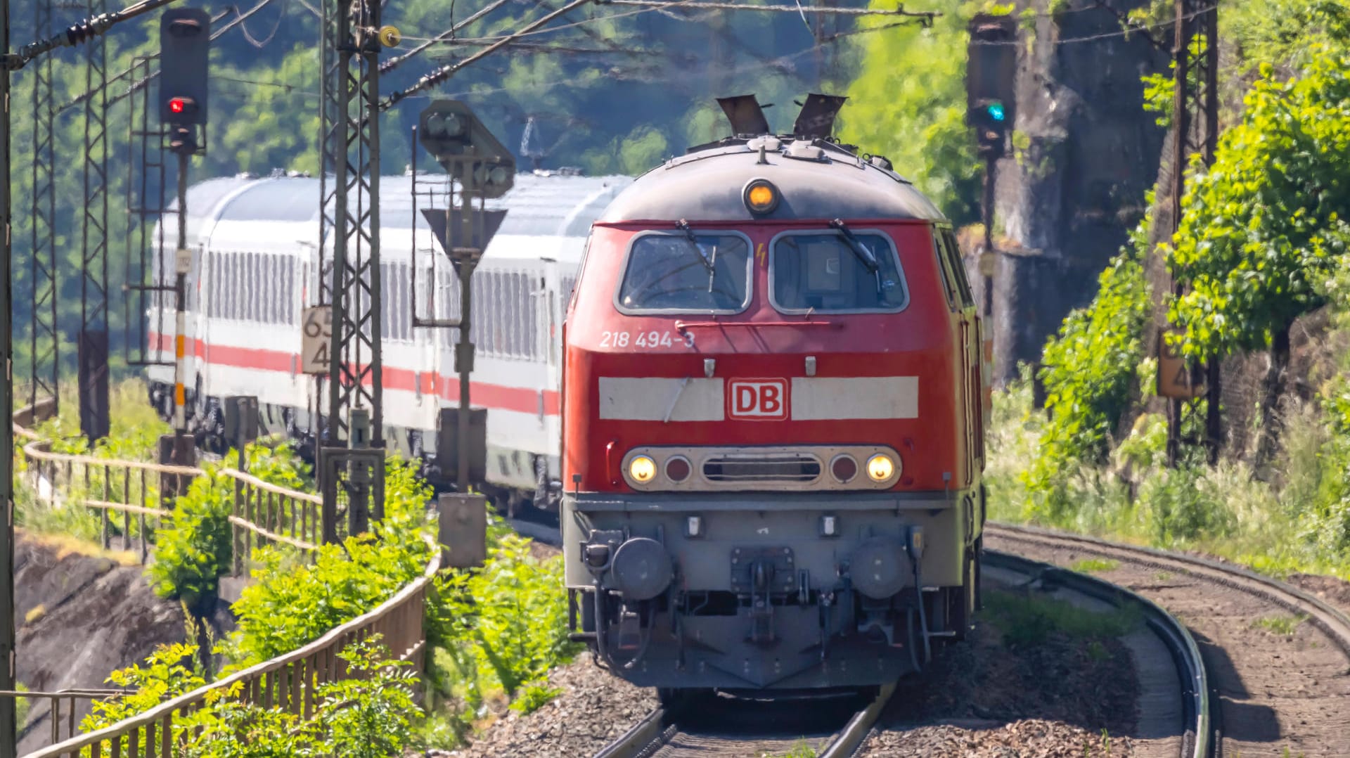 Ihre Tage sind angezählt (Symbolbild): Der Bund will eine klimaneutrale Bahn und die Diesellok von den Schienen verdrängen