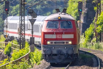 Ihre Tage sind angezählt (Symbolbild): Der Bund will eine klimaneutrale Bahn und die Diesellok von den Schienen verdrängen