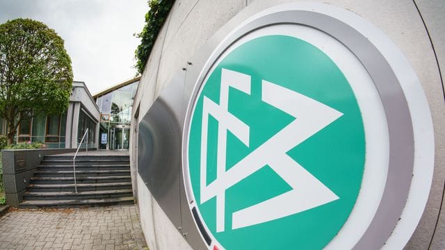 Nach den Turbulenzen um die Ethikkommission werden die Rufe nach einem vorgezogenen DFB-Bundestag immer lauter. Nach den Turbulenzen um die Ethikkommission werden die Rufe nach einem vorgezogenen DFB-Bundestag immer lauter.