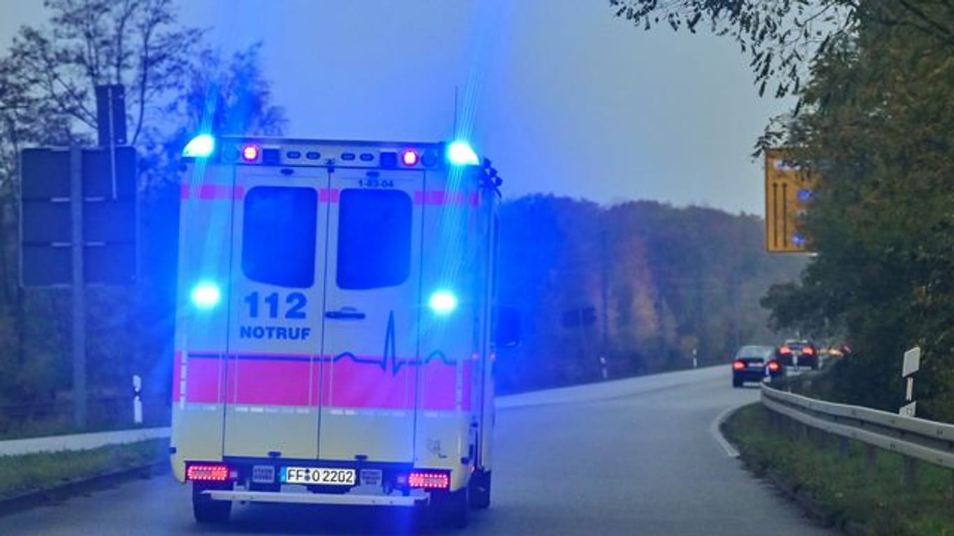Mit Blaulicht ist ein Rettungswagen im Einsatz (Symbolbild): Die 19-Jährige wurde leicht verletzt.
