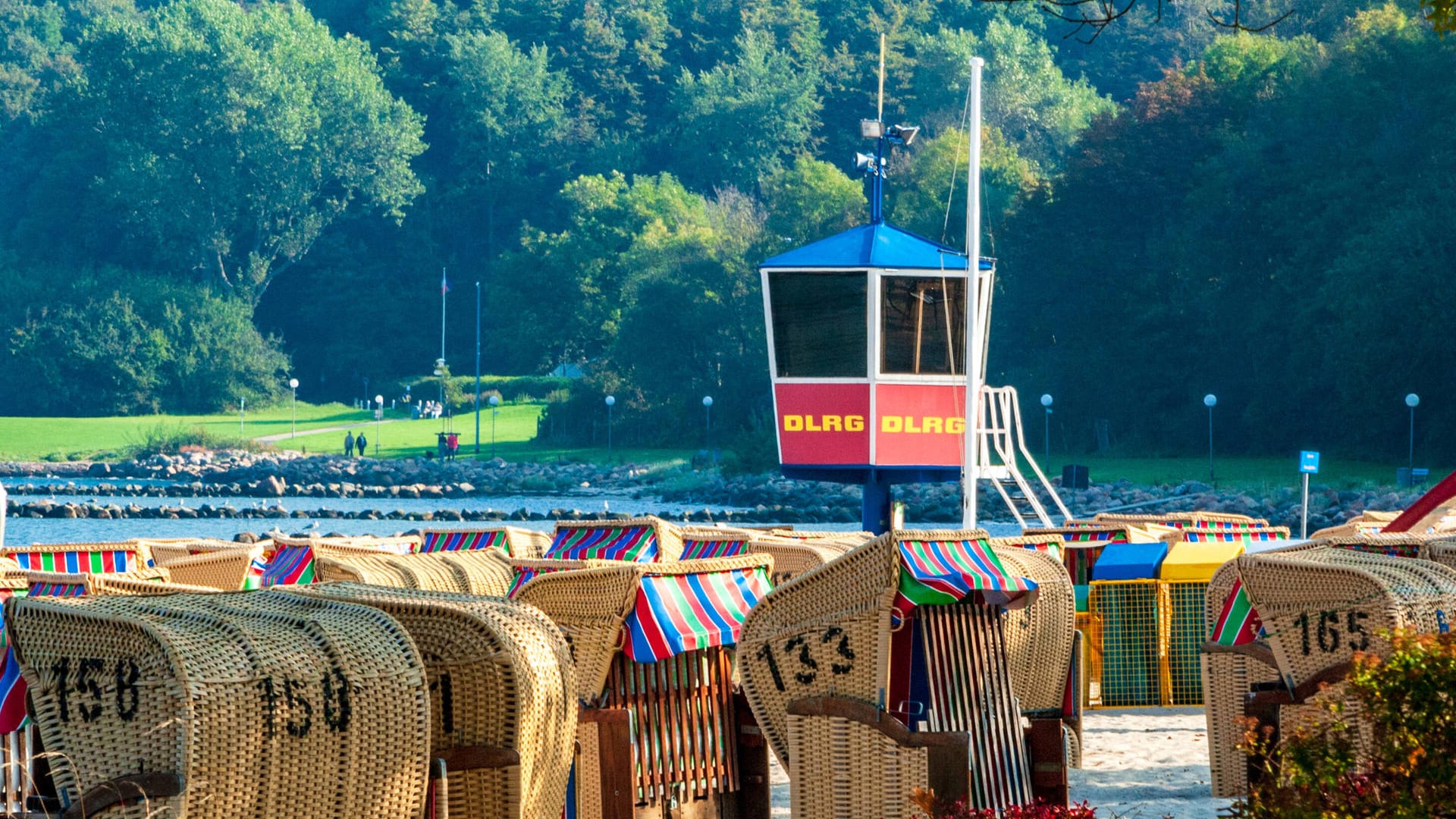 Strandkürbe stehen am Strand in Eckernförde (Symbolbild): Die DLRG rechnet auch in diesem Jahr mit vollen Stränden in Norddeutschland.