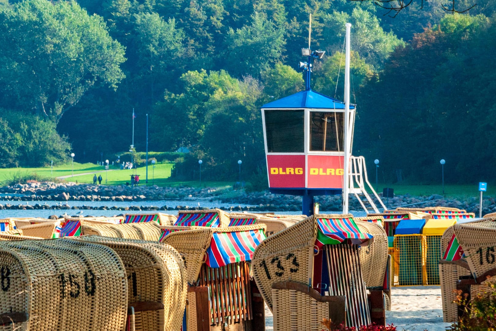 Strandkürbe stehen am Strand in Eckernförde (Symbolbild): Die DLRG rechnet auch in diesem Jahr mit vollen Stränden in Norddeutschland.