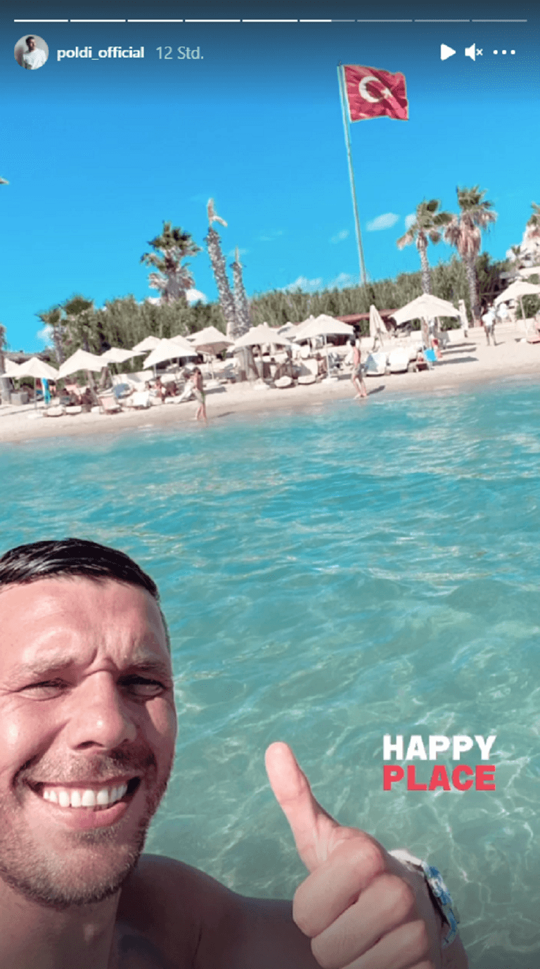 Lukas Podolski: Der ehemalige Fußballer genießt den Strand in der Türkei.
