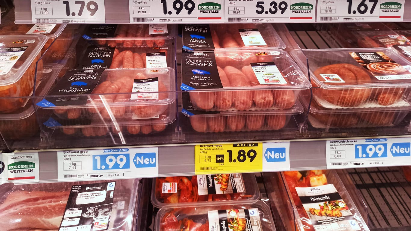 Fleisch für unter 2 Euro (Symbolbild): Fleisch ist in vielen Supermärkten günstiger als das vegetarische Pendant. Das liegt auch an der Massenproduktion.