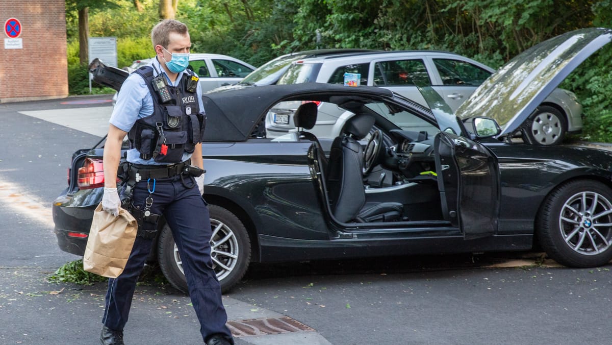 Der BMW nach dem Ende der Verfolgungsjagd: Der Fahranfänger konnte festgenommen werden. Der BMW nach dem Ende der Verfolgungsjagd: Der Fahranfänger konnte festgenommen werden.