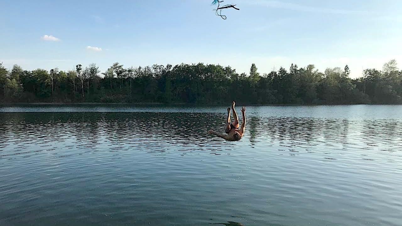 Einfach mal fallen lassen: Bei dem Wetter lässt es sich in Kölns Badeseen wie dem Fühlinger See gut aushalten.