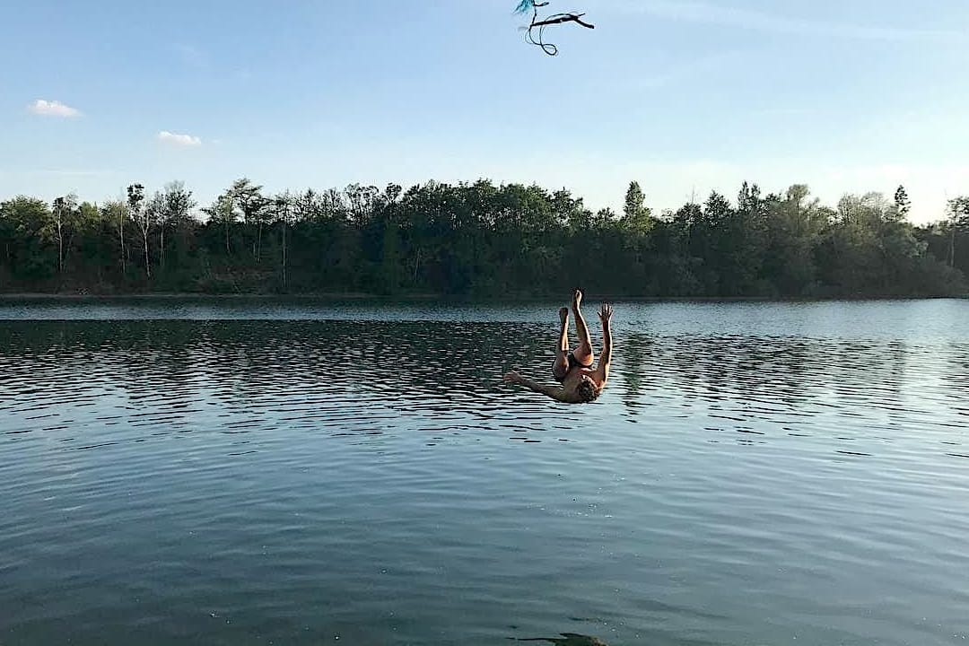 Einfach mal fallen lassen: Bei dem Wetter lässt es sich in Kölns Badeseen wie dem Fühlinger See gut aushalten.