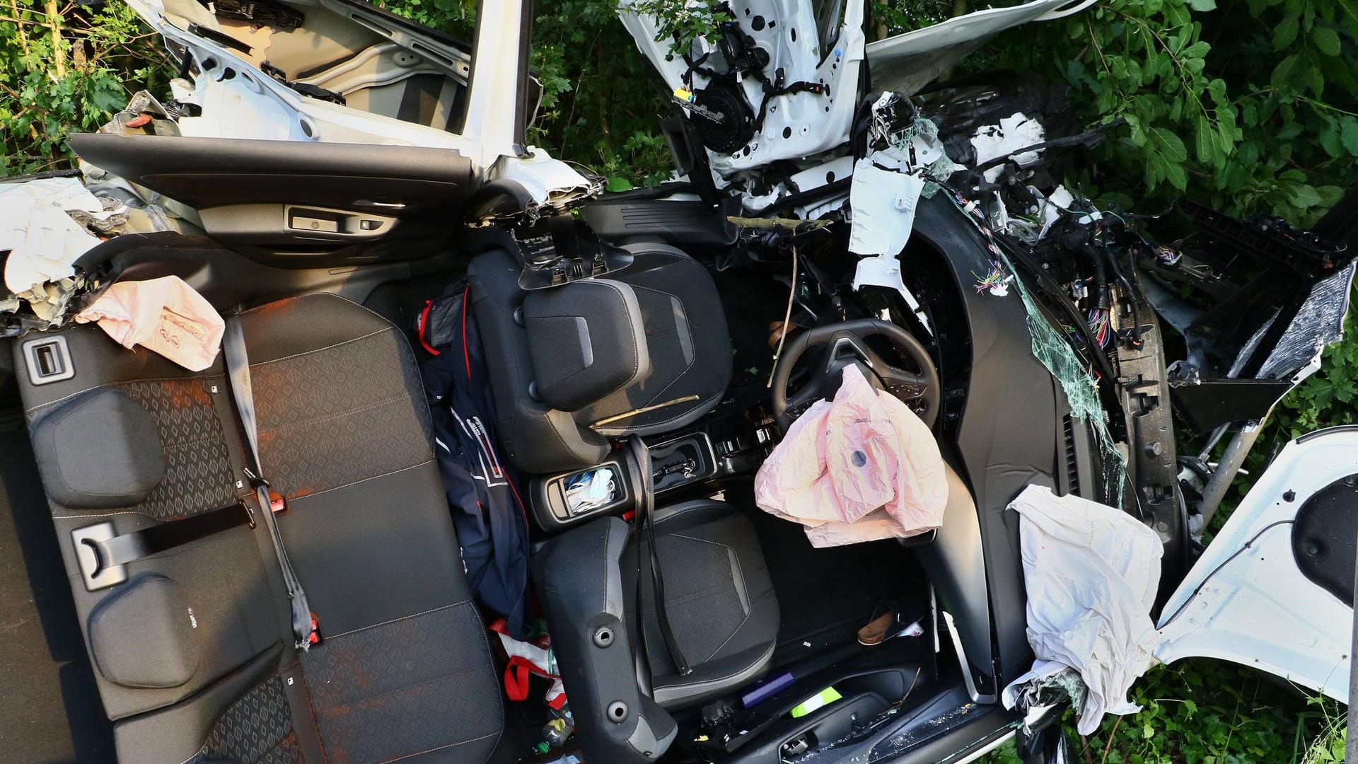 Tödlicher Verkehrsunfall nach Frontalzusammenstoß auf der L1140. Weitere drei Schwerverletzte 17.06.2021: Eine tödlich v
