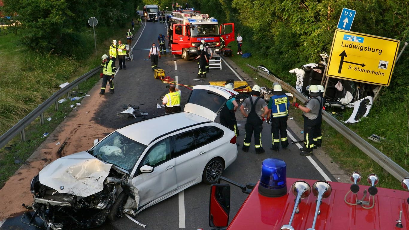 Tödlicher Verkehrsunfall nach Frontalzusammenstoß auf der L1140. Weitere drei Schwerverletzte 17.06.2021: Eine tödlich v