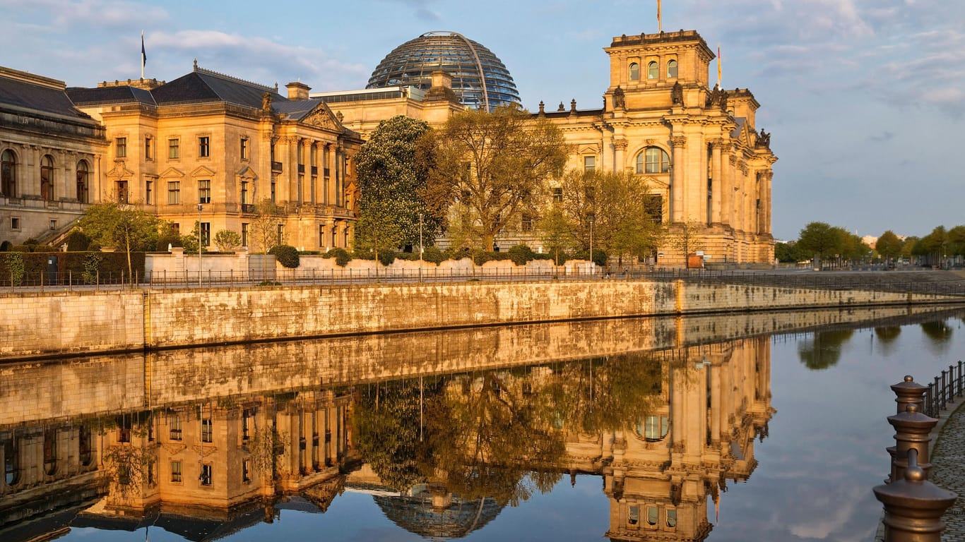 Blick auf den Reichstag an der Spree (Symbolbild): In dem Gebäude befindet sich der Sitz des Deutschen Bundestags.