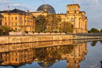 Blick auf den Reichstag an der Spree (Symbolbild): In dem Gebäude befindet sich der Sitz des Deutschen Bundestags.
