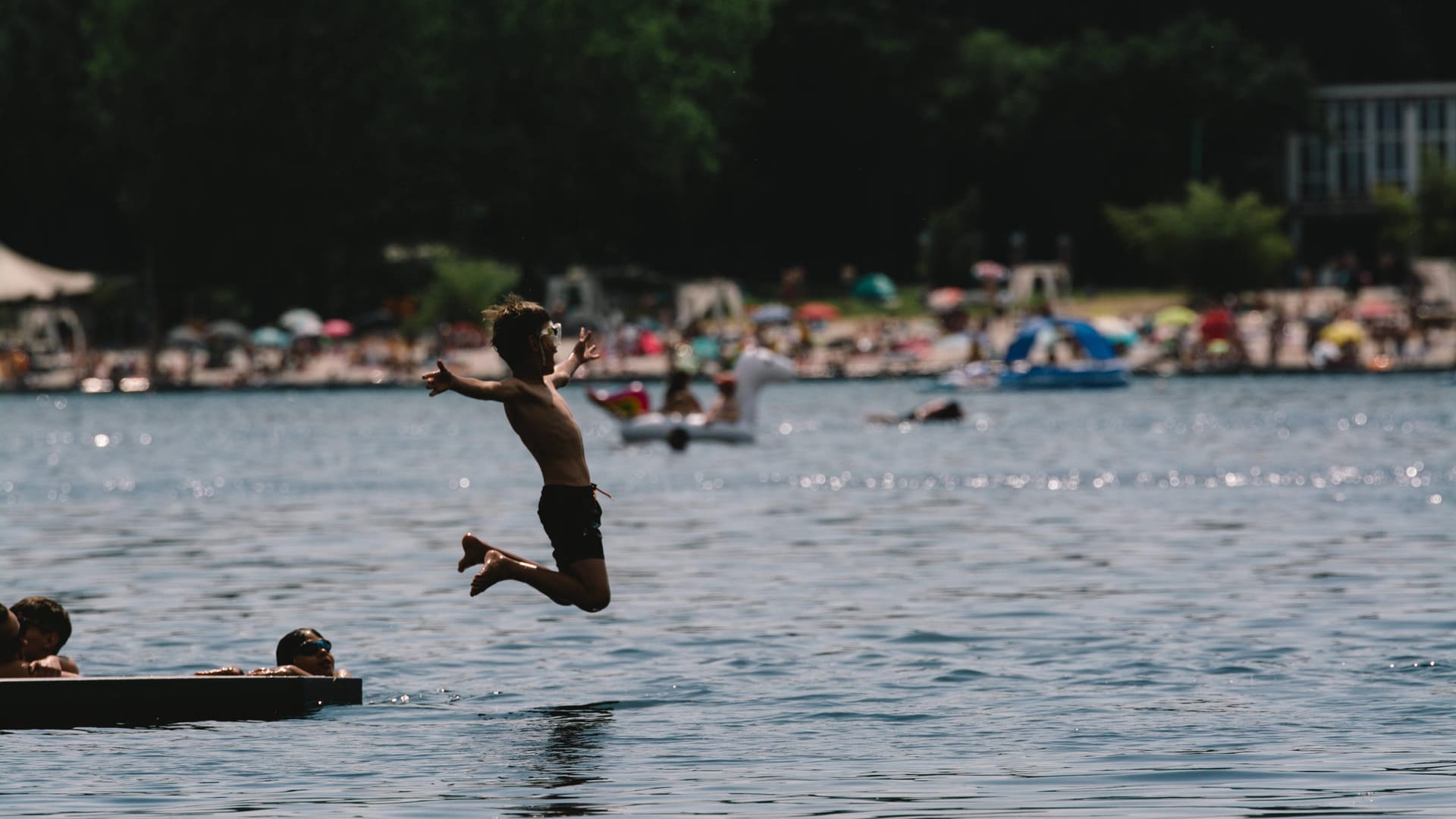 Abkühlung im Fühlinger See: Auch am Wochenende halten die heißen Temperaturen noch an. Abkühlung im Fühlinger See: Auch am Wochenende halten die heißen Temperaturen noch an.