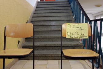 "Prüfung! Bitte Ruhe kein Durchgang" steht auf einem Stuhl, der als Absperrung dient (Symbolbild): In einer Erfurter Schule wurde diese Ruhe durch ein Feuer gestört.