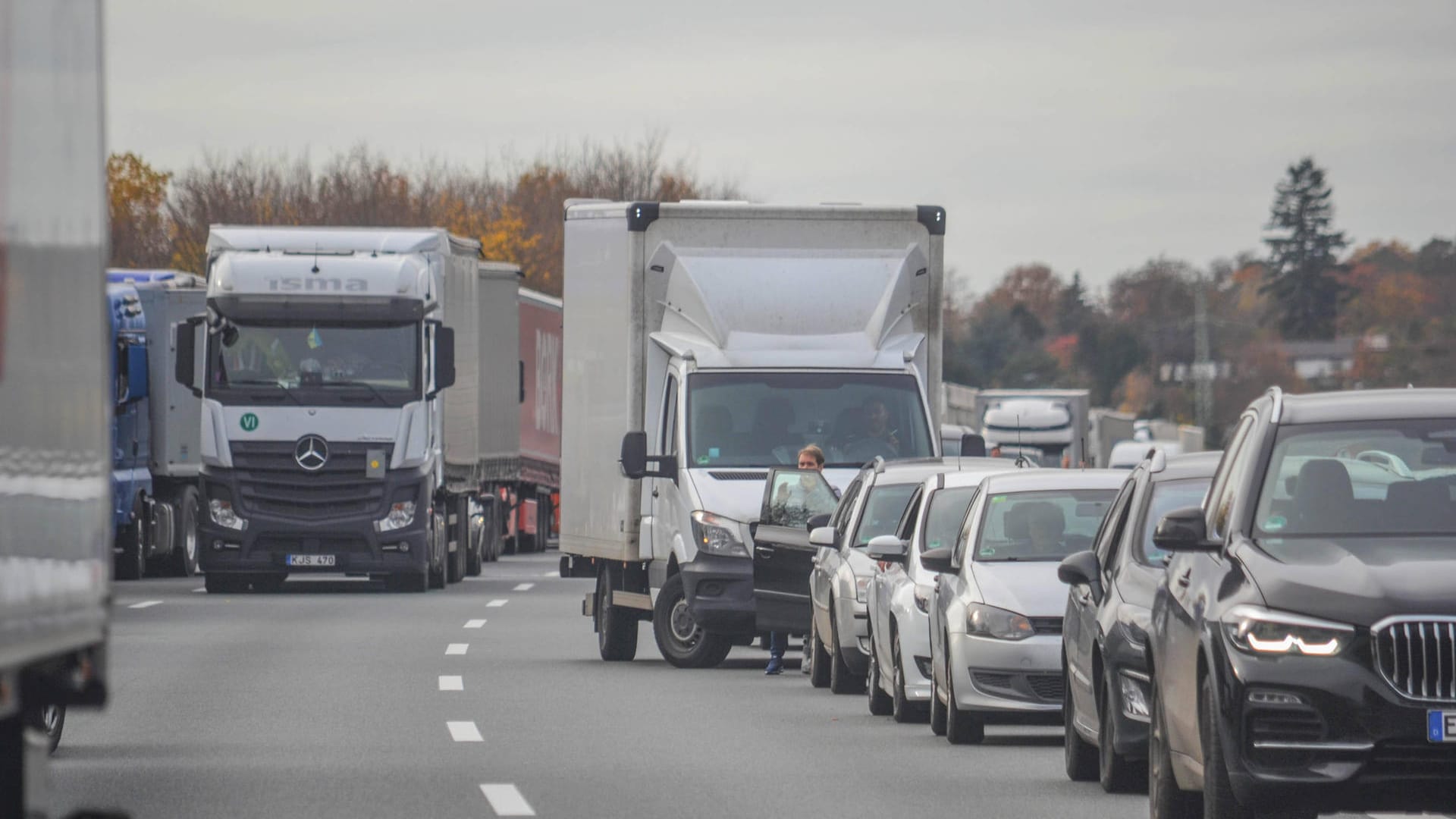 Autos stehen auf der A8 im Stau (Archivbild): Bis 12 Uhr soll die Strecke wieder komplett freigegeben sein.