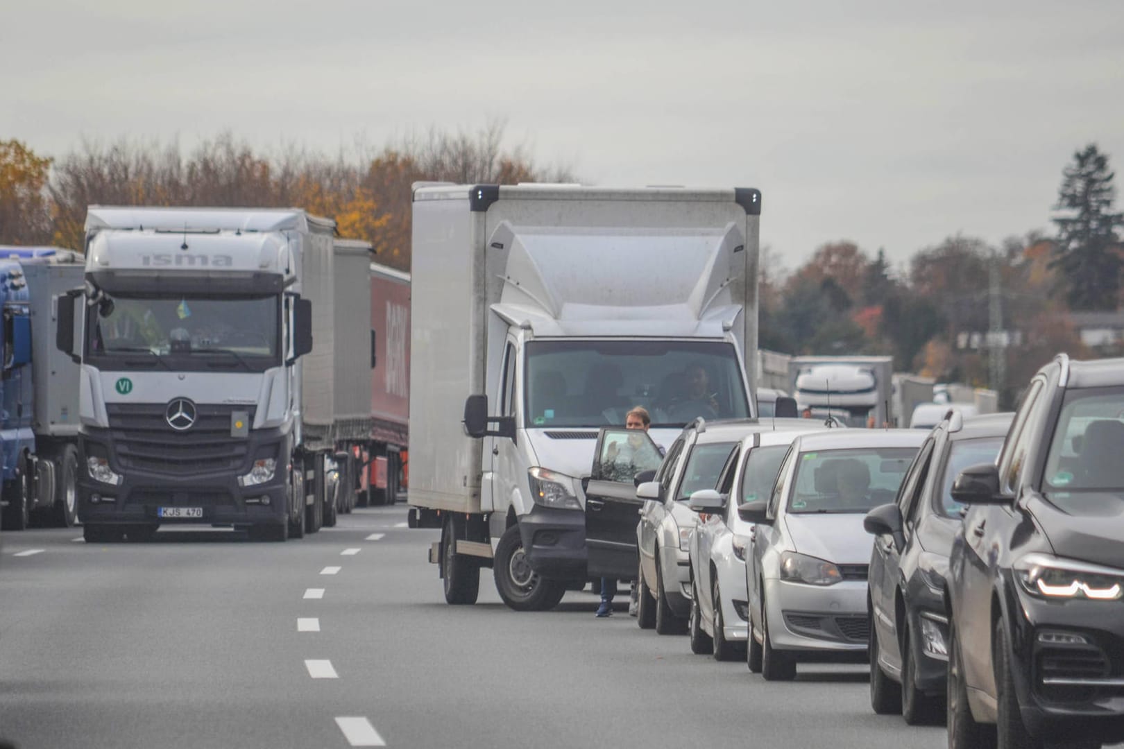 Autos stehen auf der A8 im Stau (Archivbild): Bis 12 Uhr soll die Strecke wieder komplett freigegeben sein.