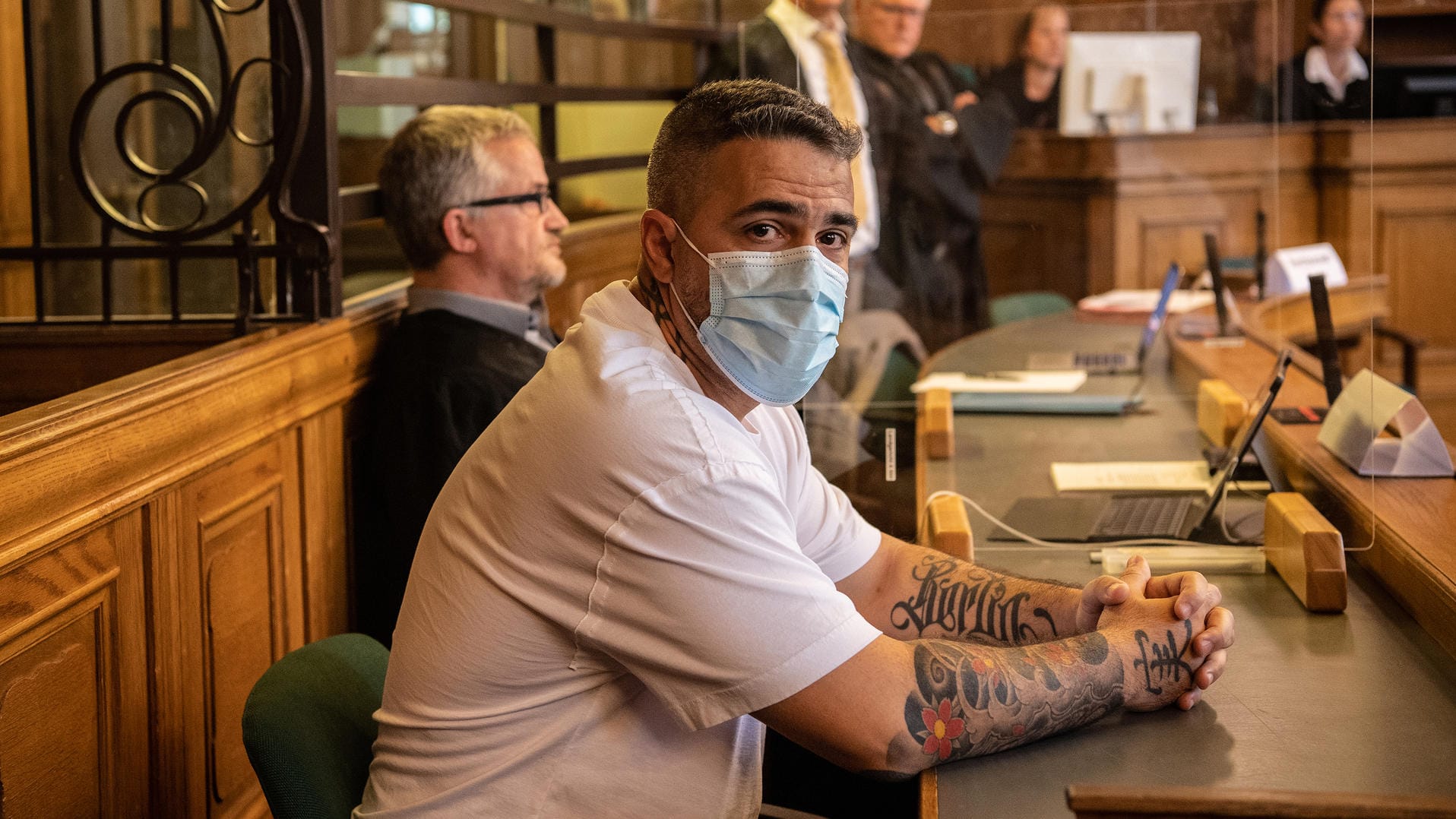 Anis Mohamed Youssef Ferchichi, bekannt als Rapper Bushido, sitzt zu Beginn eines Prozesses gegen den Chef einer bekannten arabischstämmigen Großfamilie in einem Gerichtssaal des Landgerichts. Anis Mohamed Youssef Ferchichi, bekannt als Rapper Bushido, sitzt zu Beginn eines Prozesses gegen den Chef einer bekannten arabischstämmigen Großfamilie in einem Gerichtssaal des Landgerichts.