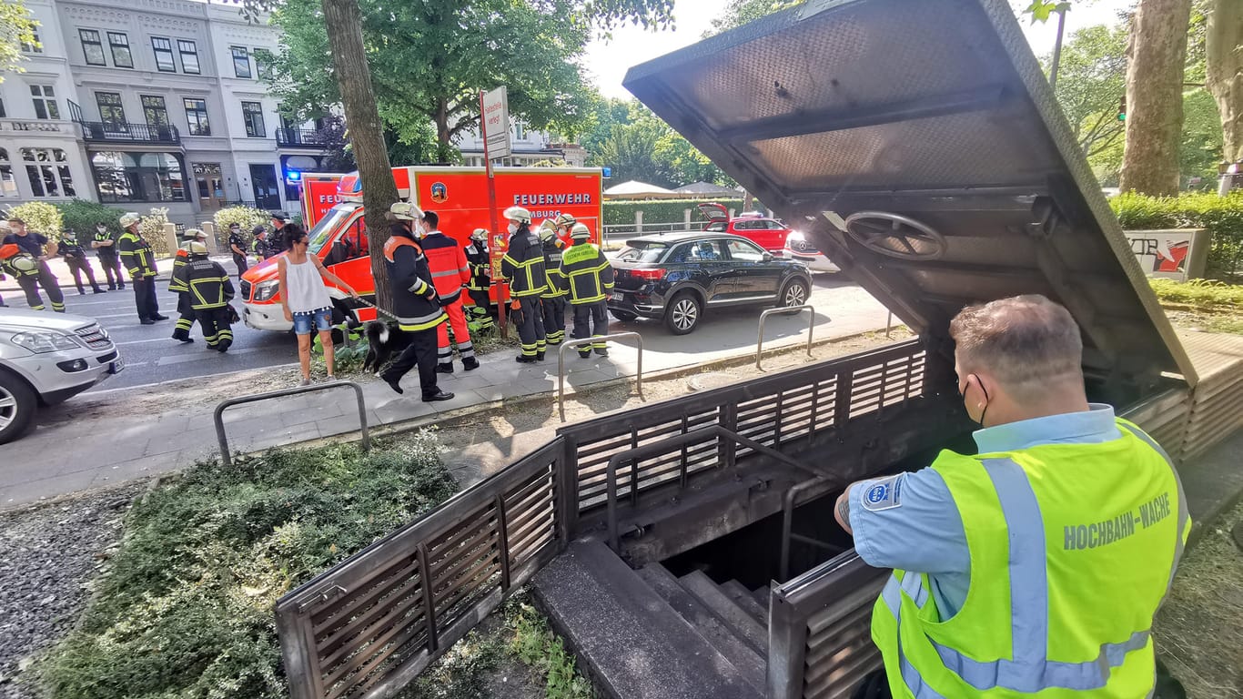 Rettungskräfte und ein Mitarbeiter der Hochbahn stehen an einem geöffneten Notausstieg: Eine U-Bahn der Linie U1 ist gegen ein Hindernis gefahren.