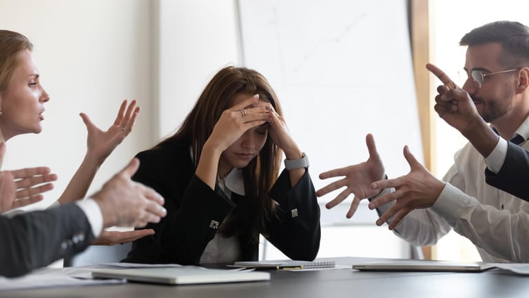 Meeting im Büro: Sind die Kollegen gestresst, überträgt sich das Gefühl schnell auf einen selbst. Die Ursache hierfür könnte im Empathiegefühl liegen.