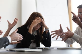 Meeting im Büro: Sind die Kollegen gestresst, überträgt sich das Gefühl schnell auf einen selbst. Die Ursache hierfür könnte im Empathiegefühl liegen.