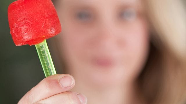 Erfrischt und schmeckt nach Sommer: Ein Melonensorbet am Stiel, für das einfach nur das Fruchtfleisch püriert und eingefroren wird. Erfrischt und schmeckt nach Sommer: Ein Melonensorbet am Stiel, für das einfach nur das Fruchtfleisch püriert und eingefroren wird.