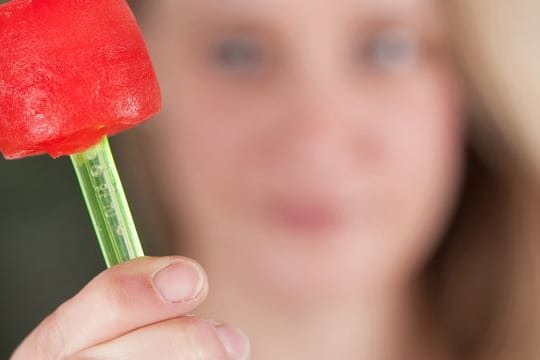 Erfrischt und schmeckt nach Sommer: Ein Melonensorbet am Stiel, für das einfach nur das Fruchtfleisch püriert und eingefroren wird.