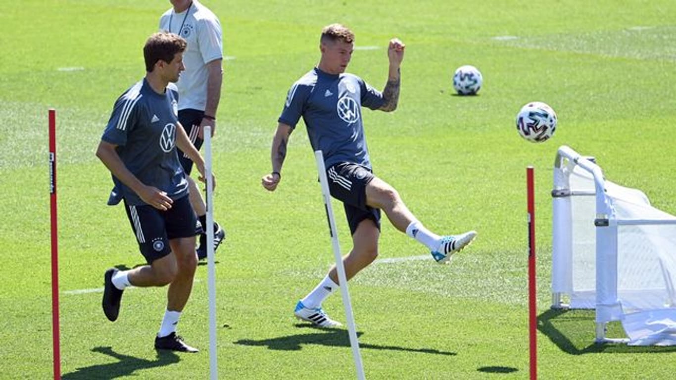 Bundestrainer Joachim Löw (o) beobachtet Thomas Müller (l) und Toni Kroos, die beide vor ihrem 104.