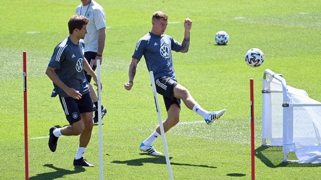 Bundestrainer Joachim Löw (o) beobachtet Thomas Müller (l) und Toni Kroos, die beide vor ihrem 104.