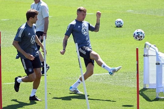 Bundestrainer Joachim Löw (o) beobachtet Thomas Müller (l) und Toni Kroos, die beide vor ihrem 104.