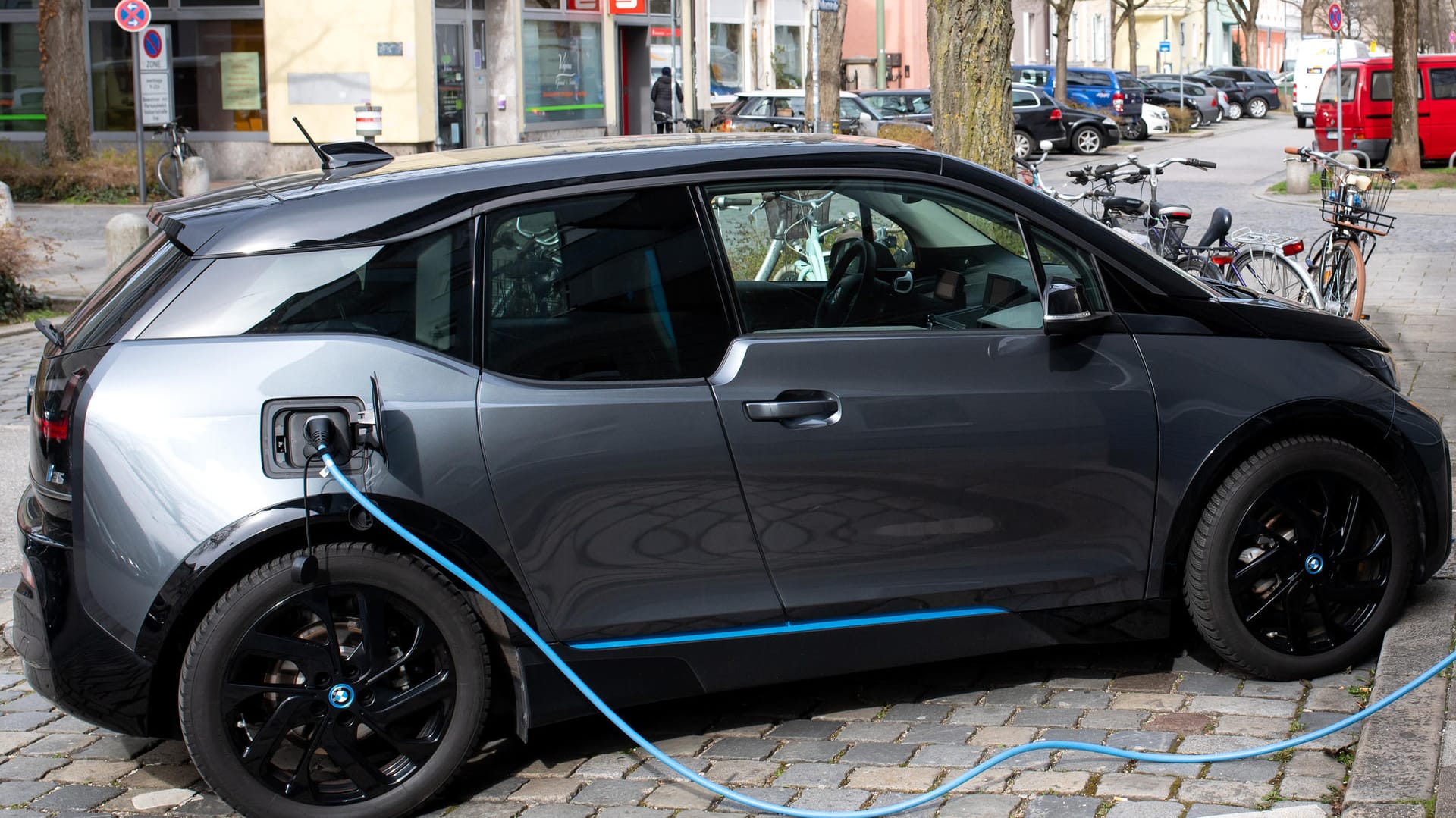 Elektroauto: Wo und wie sie daheim und unterwegs laden können, sollten sich E-Autointeressenten vor dem Kauf überlegen.